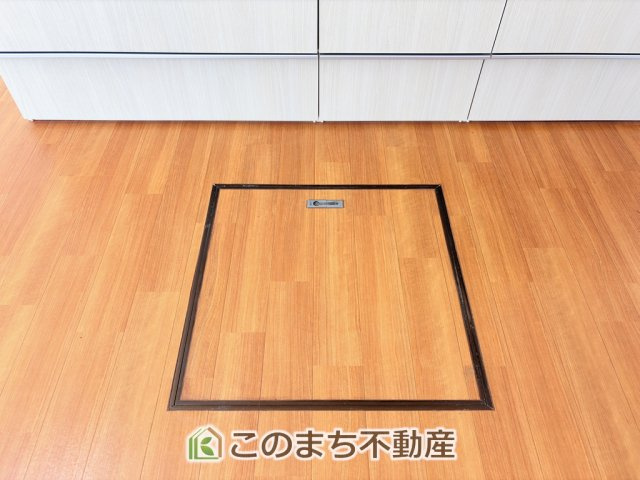 KEM宇都宮市南町1期のキッチン|キッチンには床下収納を備え、食品や日用品のストック収納に便利。すっきり片付く使い勝手の良い設備です。
