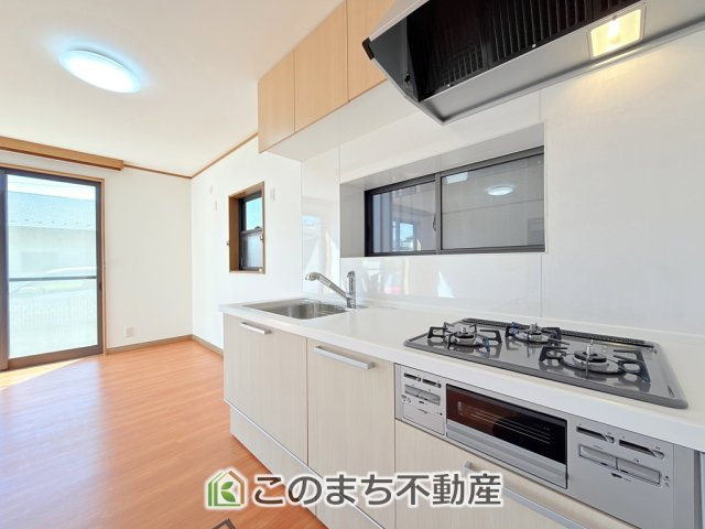 KEM宇都宮市南町1期のキッチン|開放感のある広々としたリビング☆家族みんなでゆったりくつろげます♪
南側から暖かな日差しが差し込みます♪キッチンからリビングの様子がよく見渡せます☆
