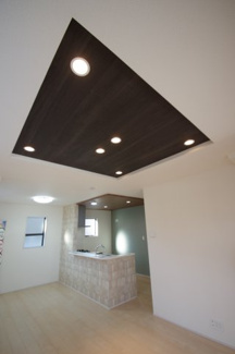 【居間・リビング】 | 【仲介手数料無料！！】府中市若松町3丁目　新築戸建て（全4棟）1号棟　6180万円 | LDK15.25帖、LDはTESガス温水式床暖房