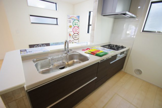 【キッチン】 | 【仲介手数料無料！！】府中市若松町3丁目　新築戸建て（全4棟）1号棟　6180万円 | 人造大理石トップ