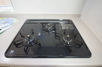 【キッチン】 | 【仲介手数料無料！！】府中市若松町3丁目　新築戸建て（全4棟）1号棟　6180万円 | フラット型レンジフード