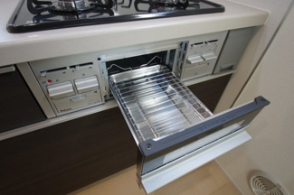 【キッチン】 | 【仲介手数料無料！！】府中市若松町3丁目　新築戸建て（全4棟）1号棟　6180万円 | 3口コンロ