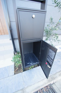 【その他】 | 【仲介手数料無料！！】府中市若松町3丁目　新築戸建て（全4棟）1号棟　6180万円 | 宅配ボックス付き郵便受け