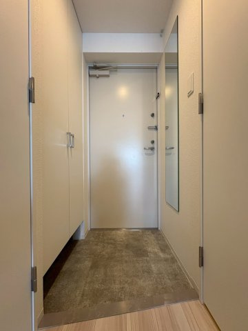 セレニテ難波グランデノールの玄関