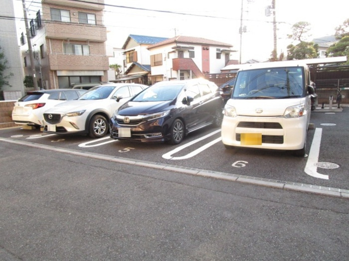 リヴェールコート の駐車場