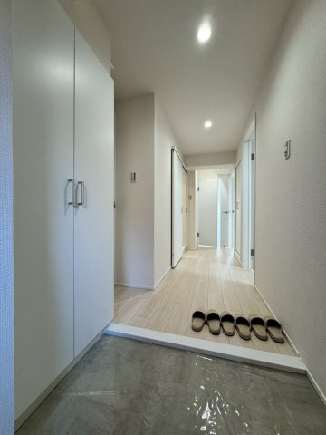 ふぁみーゆ寝屋川セントラルパークA棟の玄関|シューズボックス付きの玄関です。
たっぷり収納可能です！