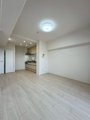 ふぁみーゆ寝屋川セントラルパークA棟の居間・リビング|2025年10月室内リフォーム済み！
約15.4帖の広々リビングです。設備類も全て交換され気持ちよく生活がスタートできます。