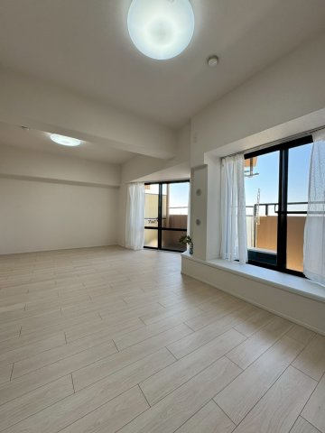 ふぁみーゆ寝屋川セントラルパークA棟の居間・リビング|2面採光で明るく風通しの良いリビングです。