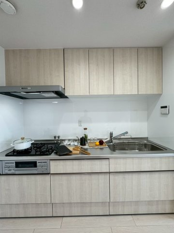 ふぁみーゆ寝屋川セントラルパークA棟のキッチン|上下に収納付きのシステムキッチン。調理器具もすっきり片付きます！