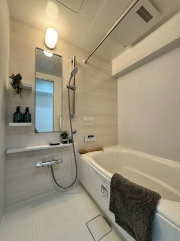 ふぁみーゆ寝屋川セントラルパークA棟の浴室|室内干しに大活躍の浴室乾燥機付きです。
また、冬にうれしい追い焚き機能付きです。