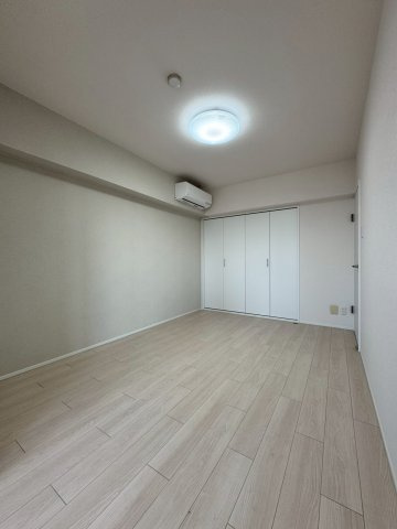 ふぁみーゆ寝屋川セントラルパークA棟の洋室|約4.8帖。リビングに隣接しているので間仕切り扉を開けて開放的な洋室にできます。