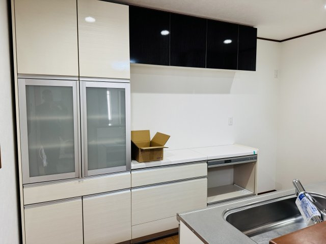 八王子市　川口町　中古戸建てのキッチン|～キッチン背面には備付けのカップボードがあります～