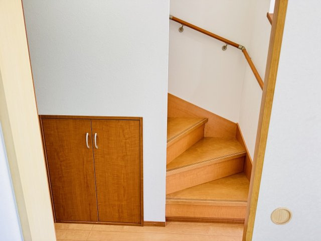 八王子市　川口町　中古戸建ての収納|～階段下収納　掃除グッズ、災害時グッズ、備品ストックなどに大活躍～