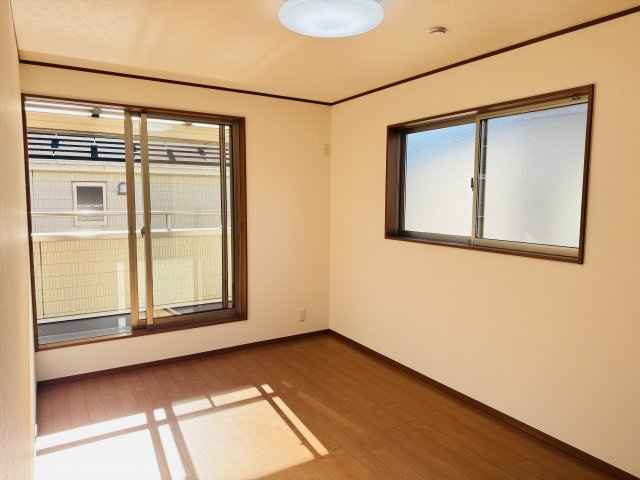 八王子市　川口町　中古戸建ての寝室|～2階7.5帖の主寝室　ベッドなど大型家具のレイアウトもしやすい広さです～