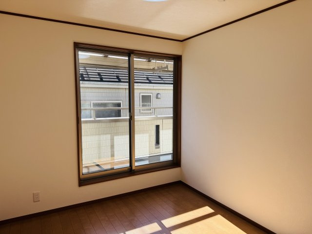 八王子市　川口町　中古戸建ての洋室|～2階バルコニーに面している5.25帖の洋室です～
