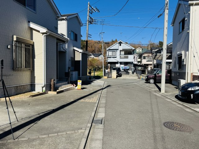 八王子市　川口町　中古戸建ての前面道路含む現地写真|～東側4ｍ道路に面しています～