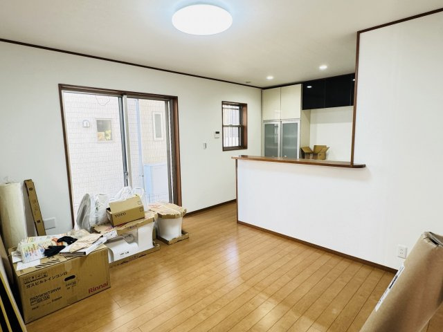 八王子市　川口町　中古戸建ての居間・リビング|～12.0帖の明るいLDKで、家族団欒の時間をお過ごしいただけます～