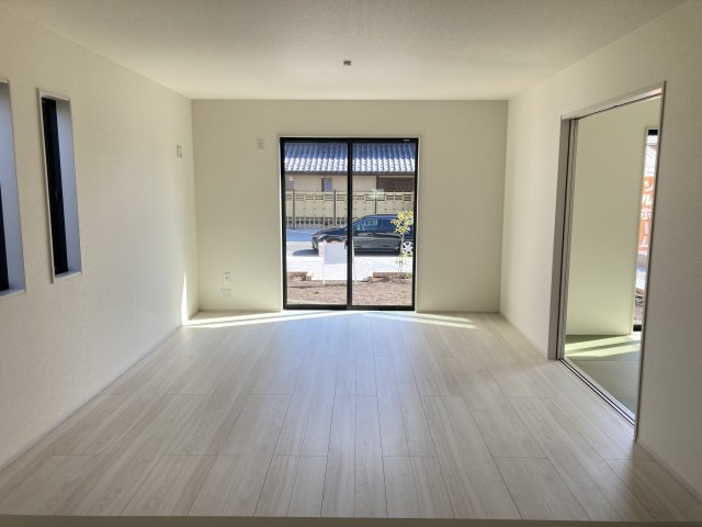 リーブルガーデンS富岡市下高瀬第１　5号棟の居間・リビング|18帖リビング♪カウンターキッチンなのでお料理をしながら会話もできます。
夕食の支度をしながら、お子様の様子も見られて自然と会話も増えますよ♪