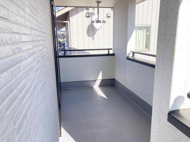 リーブルガーデンS富岡市下高瀬第１　5号棟のバルコニー|南面ワイドバルコニーなので沢山の洗濯物が干せます