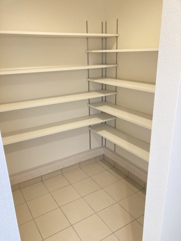 リーブルガーデンS富岡市下高瀬第１　5号棟の玄関|大型シューズインクローク付き♪趣味の道具の収納にもお役立ち！