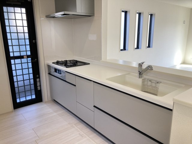 リーブルガーデンS富岡市下高瀬第１　5号棟のキッチン|人気のカウンターキッチン採用です☆
コンロも３口ご用意しています！調理スペースも広くストレスなくお料理できます。
浄水器つきなので美味しいお水も飲めますよ♪