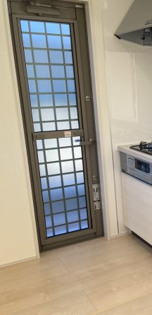 リーブルガーデンS富岡市下高瀬第１　5号棟のキッチン|キッチン横には、ゴミ出しにも便利な勝手口付きです！