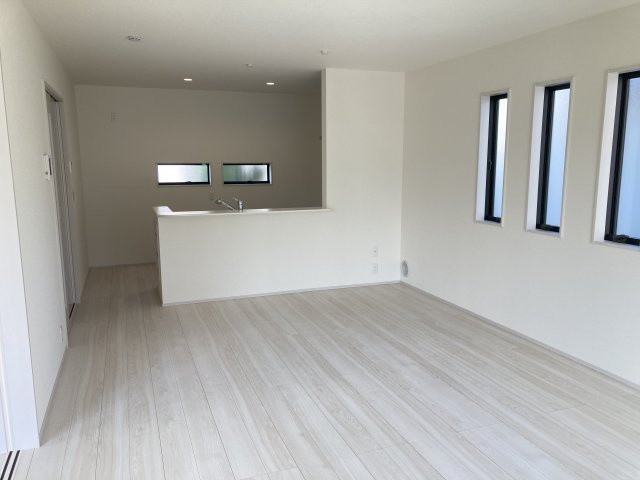 リーブルガーデンS富岡市下高瀬第１　5号棟の居間・リビング|人気の対面式キッチンを配した空間はお好みの家具も合わせやすく、家族がくつろぐ快適な空間造りをサポート。窓からは明るい陽光が差し込みます。