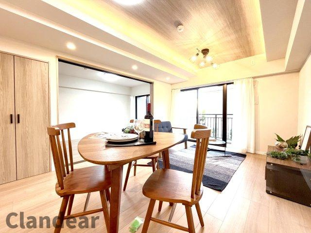 ジェム草加ガーデニアの居間・リビング|ドキドキの新生活も、安心してスタート。ぴったりの住まいを見つけませんか？クランディアが一緒に住まい選びをサポートします‼　まずは、お気軽にお問合せください　＃クランディア