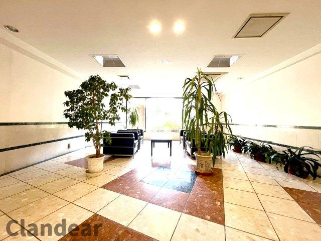 ジェム草加ガーデニアのロビー|ドキドキの新生活も、安心してスタート。ぴったりの住まいを見つけませんか？クランディアが一緒に住まい選びをサポートします‼　まずは、お気軽にお問合せください　＃クランディア