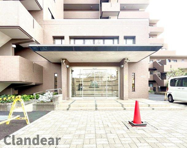 ジェム草加ガーデニアのエントランス|ドキドキの新生活も、安心してスタート。ぴったりの住まいを見つけませんか？クランディアが一緒に住まい選びをサポートします‼　まずは、お気軽にお問合せください　＃クランディア