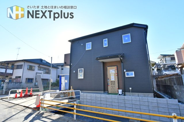 蓮田市東　全1棟の外観|JR宇都宮線『蓮田』駅徒歩12分の立地。都内まで乗り換え不要1時間圏内で通勤通学も楽々です◎電子錠スマートコントロールキーを採用しておりますので、大荷物でもスムーズに出入り可能です！※水路占用部分有