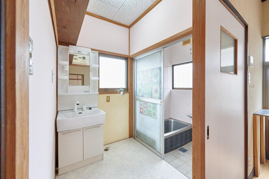 久留米市善道寺飯田戸建の洗面所|明るい洗面所です