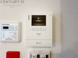 訪問者が来たときにテレビ画面で確認できるため、安心してドアを開けられます。録画機能があるものもあり、留守中に来訪者を記録しておくことができます。利便性が高く、セキュリティ面でも安心です。