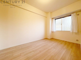 明るい色合いのフローリングとクロスを使用した洋室は家具やインテリアとも調和しやすく空間が広く感じられ開放感を生み出します。自然光を効果的に反射し、室内を明るく保つため、日中の照明使用を抑えられます。