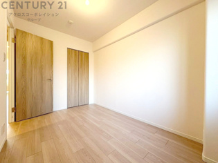 創造性や成長を促す遊びの空間を提供。学習や趣味に集中できる環境を整えます。個別のプライベートスペースは自己表現と自立心を育み、心地よい睡眠環境を整えリラックスできる場所を提供。