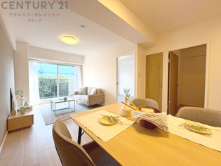 キッチン前のダイニングスペース　カウンターキッチンから料理の受け渡し等に便利です。ダイニングセットを置いても十分な広さを確保。