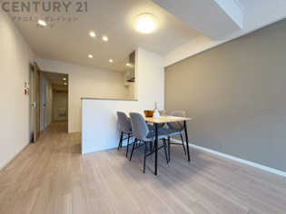 キッチン前のダイニングスペース　カウンターキッチンから料理の受け渡し等に便利です。ダイニングセットを置いても十分な広さを確保。
