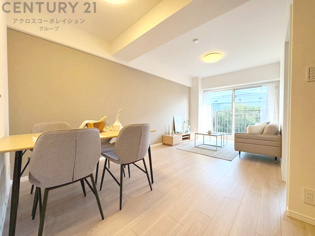 キッチン前のダイニングスペース　カウンターキッチンから料理の受け渡し等に便利です。ダイニングセットを置いても十分な広さを確保。