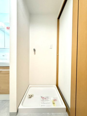 モリスガーデンヒルズ井土ヶ谷のランドリースペース|洗面室横に配置された使いやすい洗濯機置き場。脱衣スペースとの動線も良く、生活がしやすい収納しやすいレイアウトです。