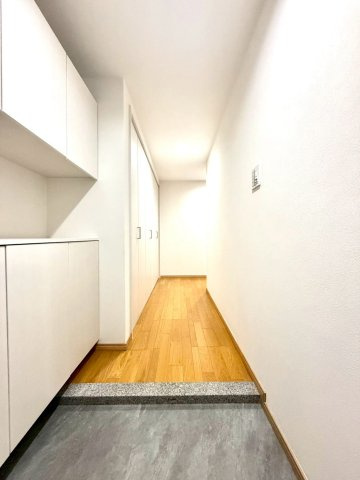 モリスガーデンヒルズ井土ヶ谷の玄関|玄関からまっすぐ伸びる美しい廊下動線。大容量のシューズボックスを備え、上質な白を基調とした清潔感あふれるエントランスが魅力です。