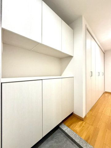 モリスガーデンヒルズ井土ヶ谷のその他|玄関には大容量のシューズボックスを完備。背の高い収納＋吊戸棚で家族分の靴や備品をすっきり整理できる、使い勝手の良い玄関スペースです。