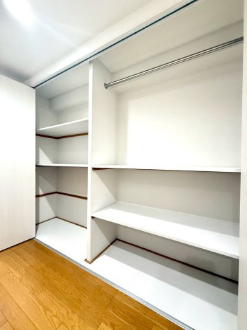モリスガーデンヒルズ井土ヶ谷の収納|高さの異なる棚とハンガーパイプを備えた使いやすい大容量の廊下収納。衣類・小物・雑貨まで効率よく片付きます♪