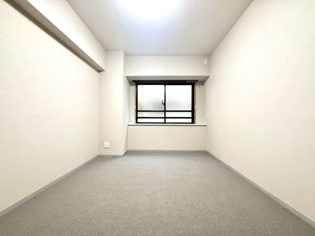 モリスガーデンヒルズ井土ヶ谷の洋室|絨毯張りで足音が響きにくく、断熱性も高い快適な洋室。天井高2.4mのゆとりある空間は、くつろぎの寝室として最適です。