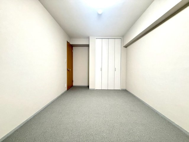 モリスガーデンヒルズ井土ヶ谷の洋室|肌触りの良い絨毯が心地よい洋室。冬は暖かく、夏もべたつかず快適。転倒時の衝撃もやわらげ、お子様やご高齢の方にも安心です。