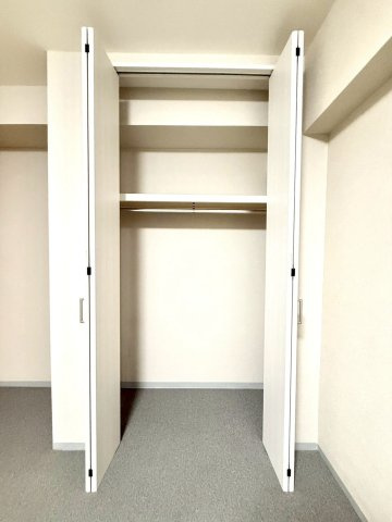 モリスガーデンヒルズ井土ヶ谷の収納|広々としたクローゼットは棚とハンガーパイプが備わり、衣類も小物も整理しやすい造り。お部屋をスッキリ保てます。