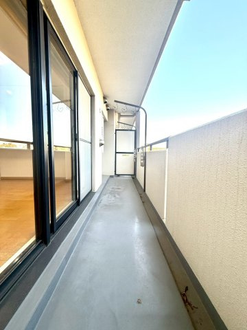 モリスガーデンヒルズ井土ヶ谷のバルコニー|清潔な床面と手すりが明るいバルコニー。南向きで洗濯物の乾きも良く、外気浴にも使える心地よいスペースです。