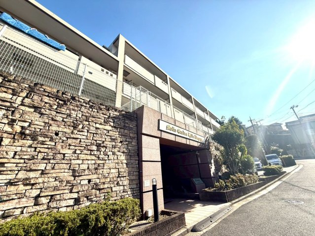 モリスガーデンヒルズ井土ヶ谷の外観|1998年3月に竣工したモリスガーデンヒルズ井土ヶ谷は石積み調の基壇部分が印象的な6階建てフォルムで、エントランスにはオートロック、宅配ロッカーが設置されております。