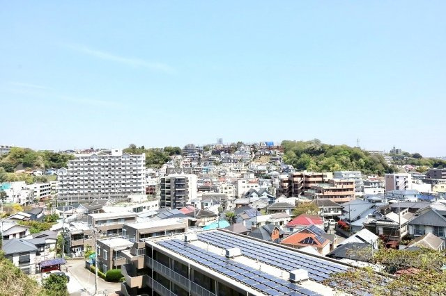 モリスガーデンヒルズ井土ヶ谷の展望|高台立地ならではの開放感あふれる見晴らし。周囲に高い建物がなく、空の広さを感じられる心地よいロケーションが魅力です。