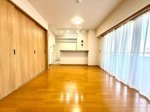 モリスガーデンヒルズ井土ヶ谷の居間・リビング|リビング中央に光が届くバランスの良い間取り。家族の気配を感じながらも、ほどよい独立性を保てる設計が特徴です。