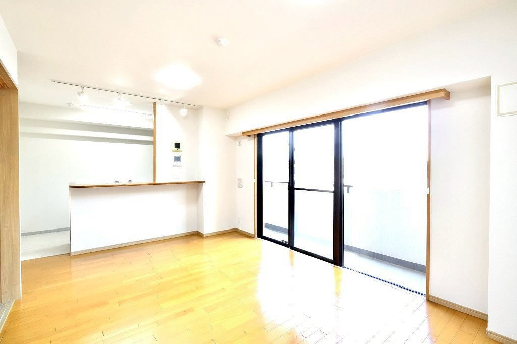 モリスガーデンヒルズ井土ヶ谷の居間・リビング|広い掃き出し窓から光が降り注ぐLDK。カウンター越しに会話が弾む対面キッチンで、家族とのコミュニケーションが自然と生まれます。